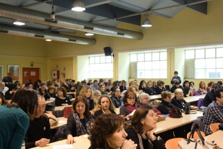 La Sala Brigades Internacionals, de la UGT plena de dones en la presentació de l'estudi foto: Tomeu Ferrer