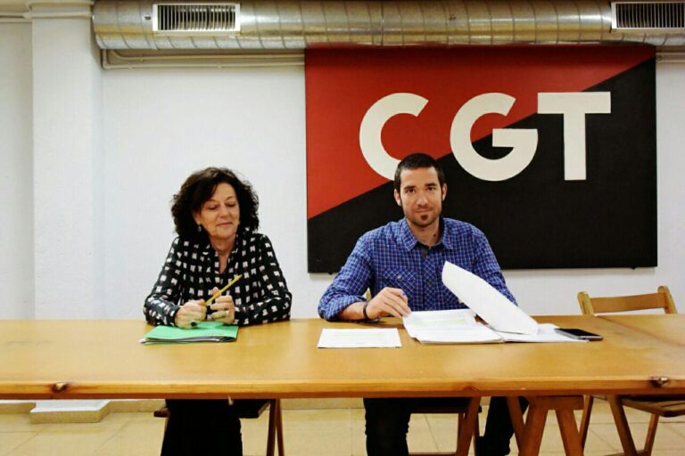 Teresa Blasi, advocada, i Òscar Sànchez, sindicalista de CGT, durant la roda de premsa Foto: TOMEU FERRER