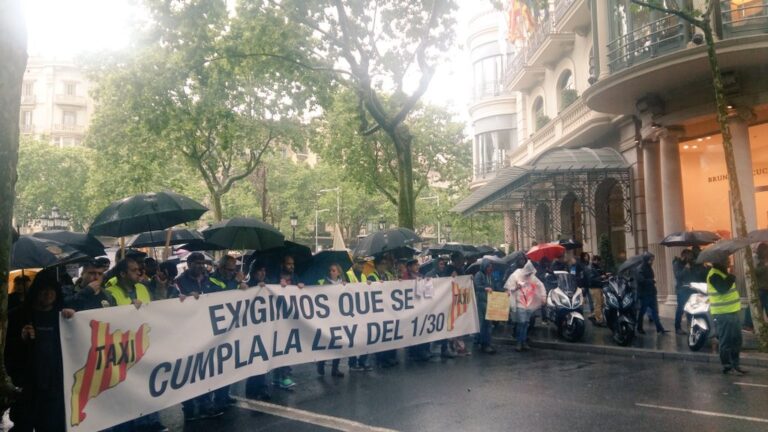 Manifestació de taxistes al Passeig de Gràcia foto: DT