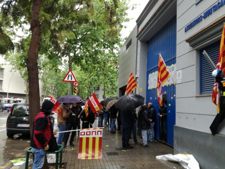 Un piquet de treballadors davant la porta de l'empresa Zardoya Otis foto: CCOO