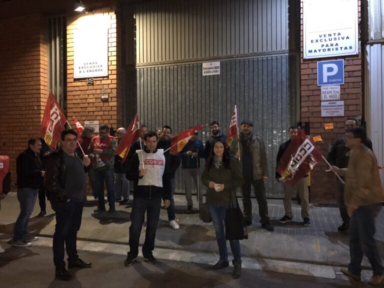 Piquets a les portes dels escorxadors de conills i pollastres : Foto CCOO