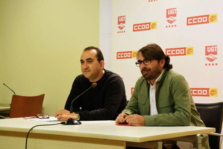 Javier Pachjeco, (CCOO), i Camil Ros (UGT), durant la presentació del manifest del Primer de Maig foto: TOMEU FERRER