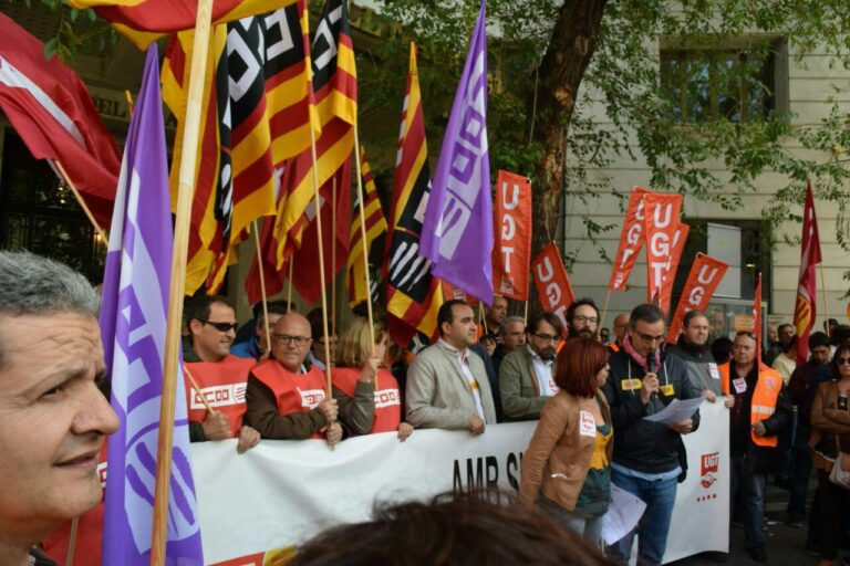 Els líders de CCOO i UGT mentre es llegeix el manifest unitari contra la sinistralitat foto:TOMEU FERRER