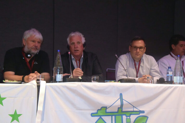 Al centre Paddy Crumlin, a la seva dreta els representants de CCOO i UGT foto Tomeu Ferrer