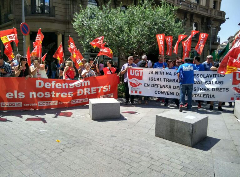 Concentració dels treballadors d'hostaleria de CCOO I UGT foto: Tomeu Ferrer