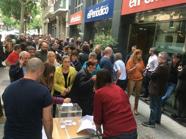 Treballadors de El Periódico a l'assemblea feta al carrer Diputació: foto: comitè d'empresa