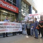 El piquet format per treballadors es manté a les portes del diari barceloní durant tot el dia foto: comitè El Periódico