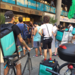 Els repartidors de @ridesrsxderechos es concentren davant la delegació d'una de es empreses que els contracten