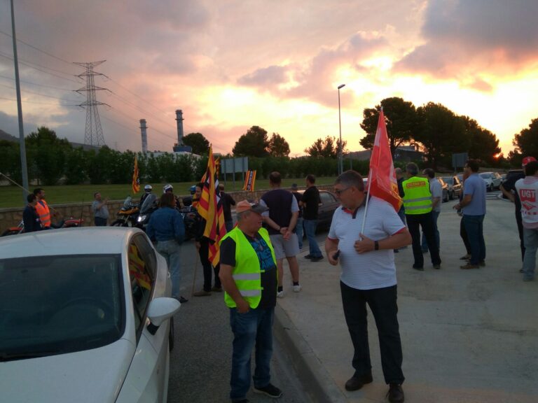 Un piquet de treballadors en una de les accions informatives prèvies a la vaga a les nuclears foto: CCOO