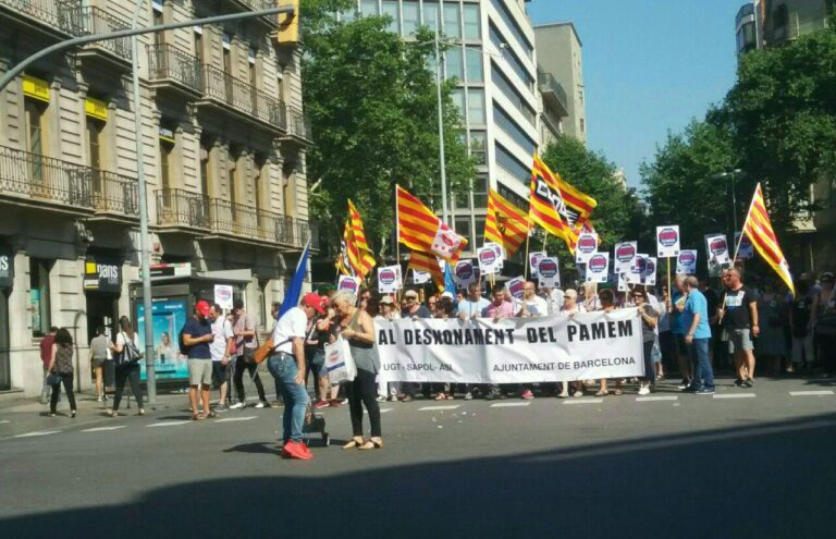 Inici de la manifestació dels afectats per la clausura del PAMEM foto: T.Ferrer