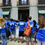 Els treballadorfs d'hostaleria defensen la seva companya davant l'hotel on aquesta treballa foto: Tomeu Ferrer
