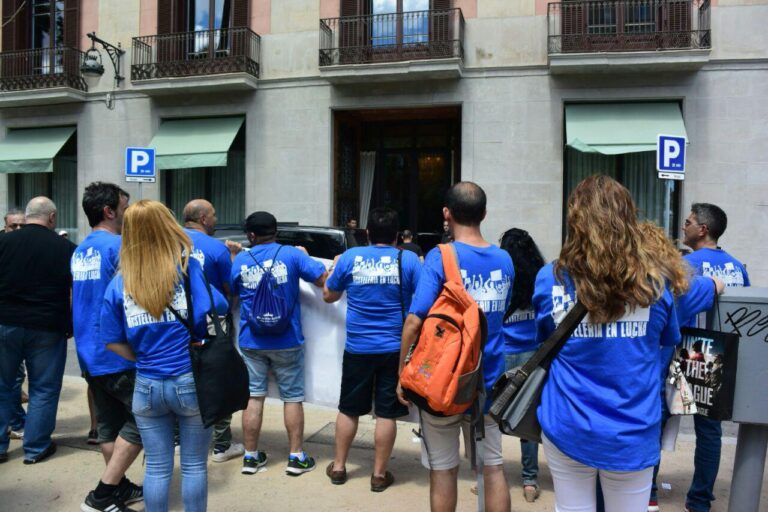 Els treballadorfs d'hostaleria defensen la seva companya davant l'hotel on aquesta treballa foto: Tomeu Ferrer