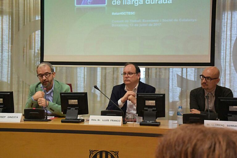 D'equerra a dreta, Josep Gineta, secretari General del Departament de Treball, Lluís Franco, president del CTESC i Llorenç Serrano, de CCOO ponent del treball foto: Tomeu Ferrer