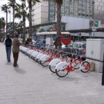 Estació del bicing a Barcelona, CC BY 2.5, https://commons.wikimedia.org