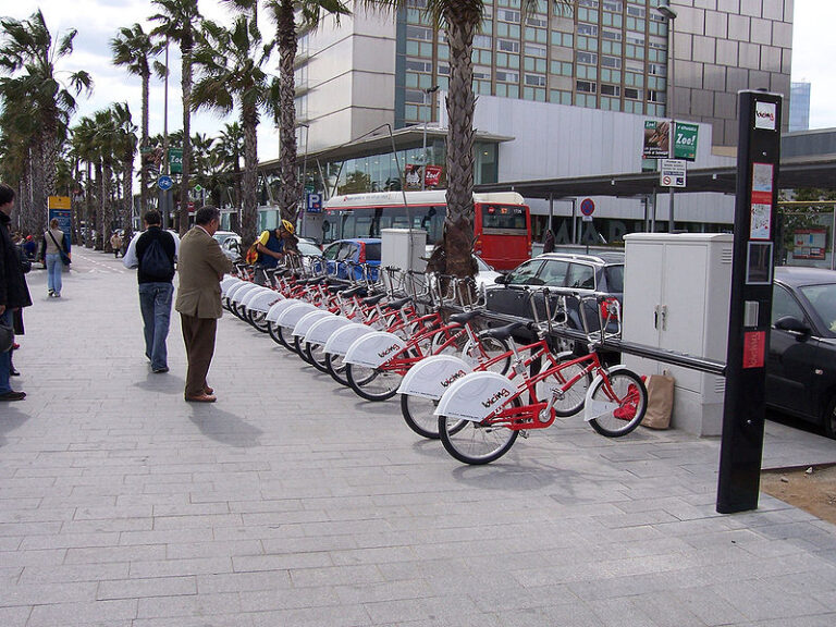 Estació del bicing a Barcelona, CC BY 2.5, https://commons.wikimedia.org