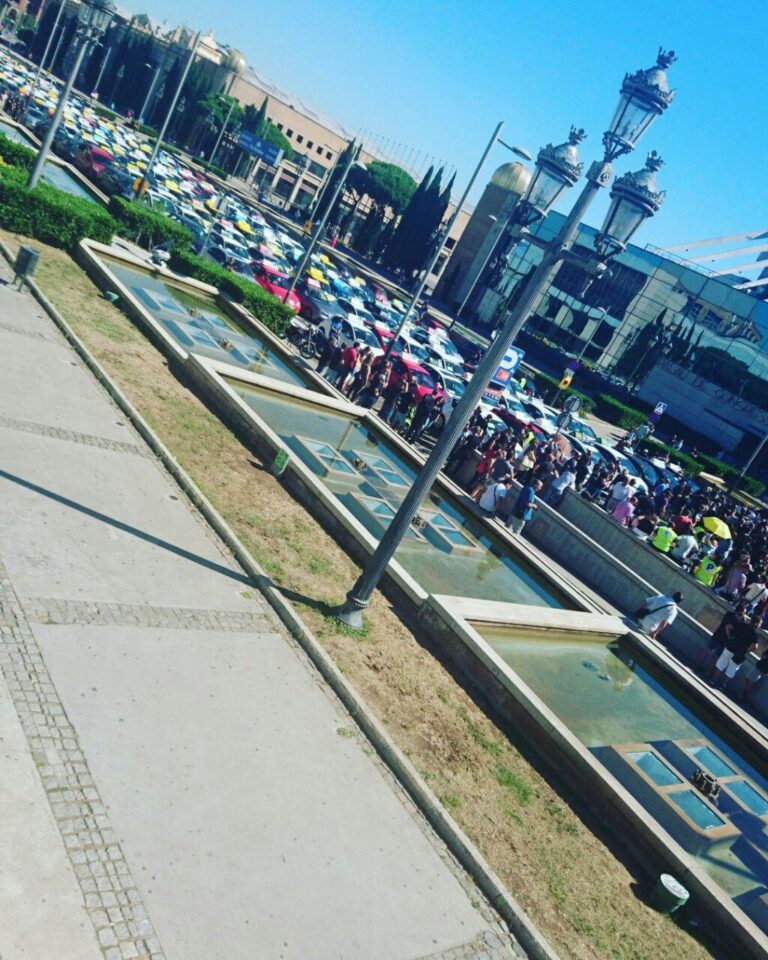 Concentració de treballadors d'autoescola a l'avinguda Maria Cristina