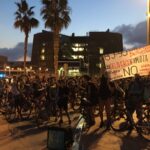 Concentració final, rodes enlaire, dels repartidors de Deliveroo en vaga foto IAC