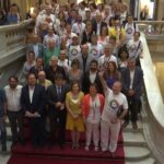 Activistes, consellers, sindicalistes i diputats celebren junts l'aprovació de la Renda Garantida foto: TV3