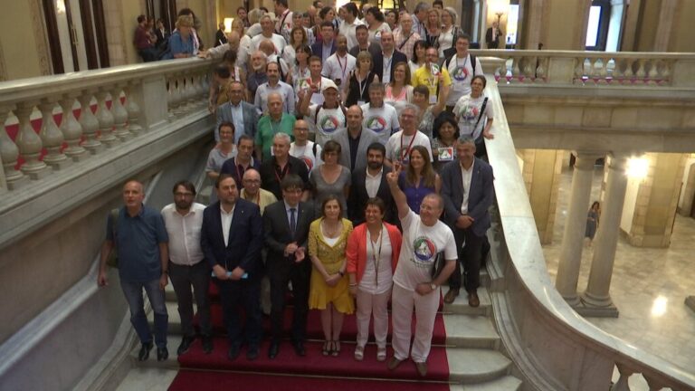 Activistes, consellers, sindicalistes i diputats celebren junts l'aprovació de la Renda Garantida foto: TV3