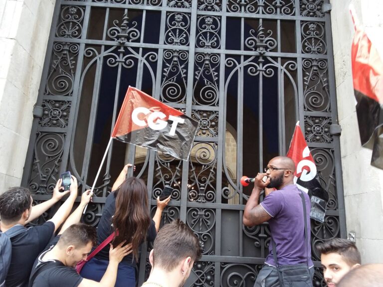 Treballadors del bicing donen suport als seus companys tancats a la casa consistorial foto: CGT Barcelona