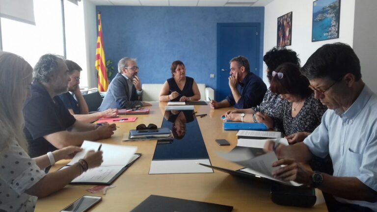 La consellera de Treball i els representants de cinc entitats de CETS han firmat l'acord foto: Gencat