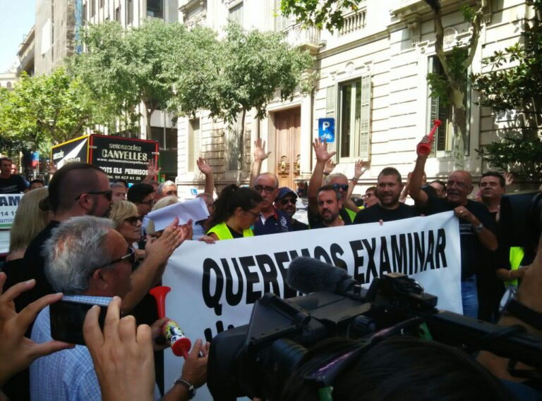 El col·lectiu d'autoescoles té clara la seva reivindicació: que hi torni a haver exàmens amb normalitat foto: Tomeu Ferrer