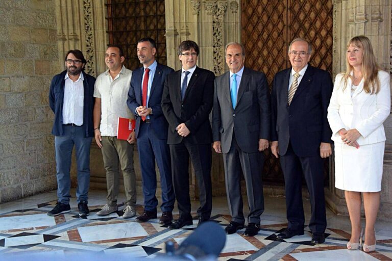 Foto de grup amb sindicalistes, empresaris i responsables del govern abans d ela firma del Pacte Nacional per a la Indústria foto: Tomeu Ferrer