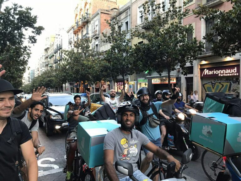 Un grup de riders desfilen per Sant Gervasi foto IAC