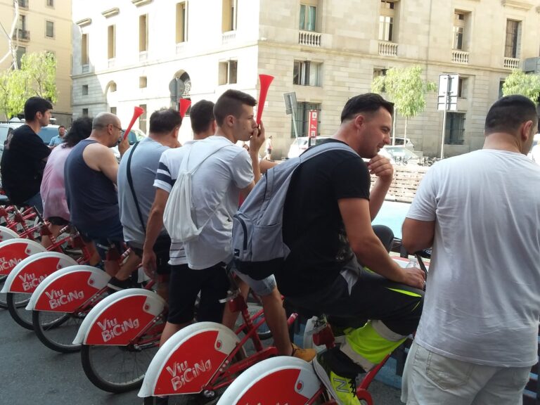 Piquet de treballadors del bicing a l'aparcament de davant de l'Ajuntament foto CGT