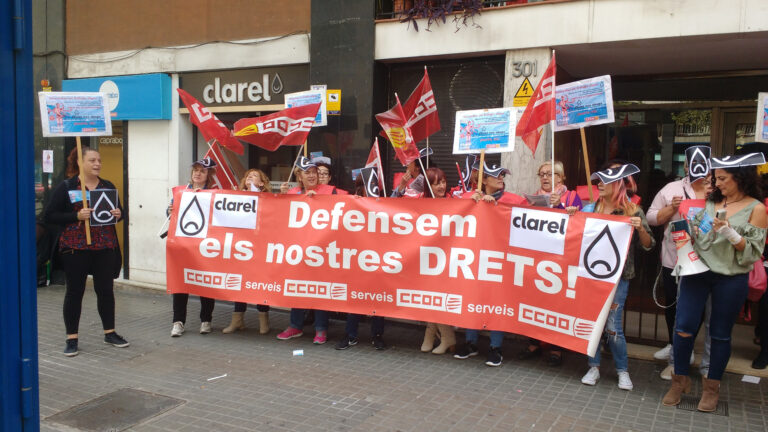 Protesta de les treballadores de Clarel a la botiga de Fabra i Puig, foto: Tomeu Ferrer