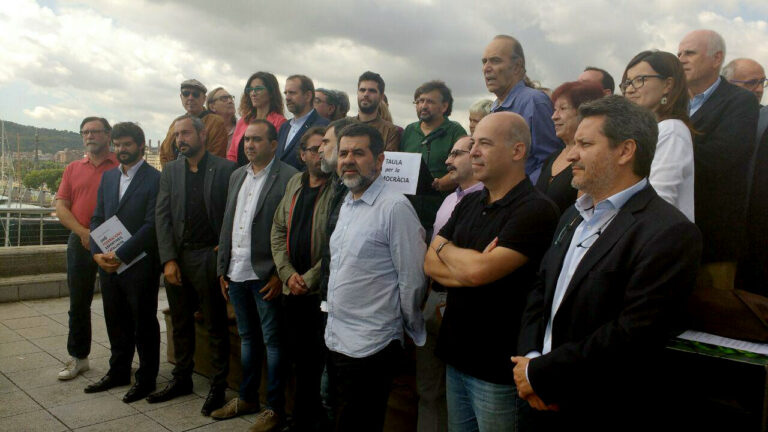 Membres de la Taula per la Democràcia en la presentació de l'acord foto: Tomeu Ferrer