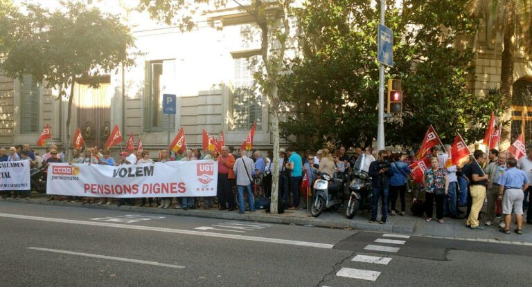 Concentració de jubilats per lliurar un document a la Delegaciódel Govern central foto: Tomeu Ferrer