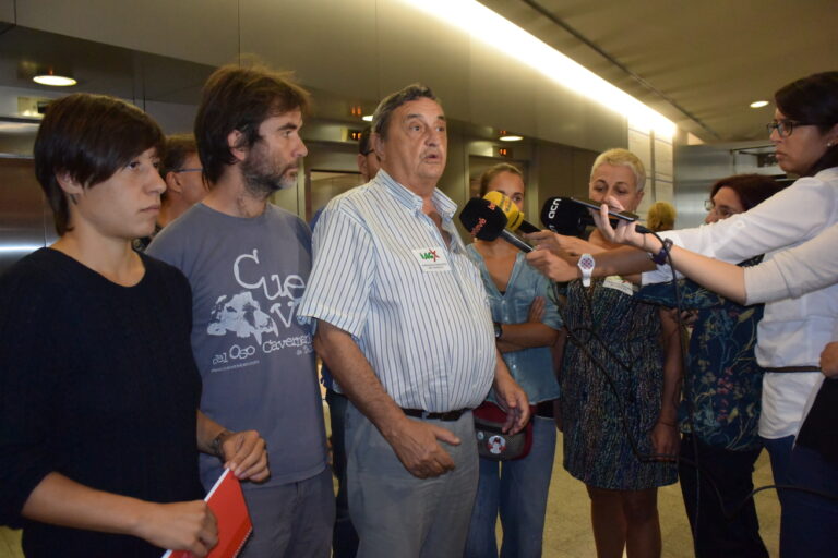 Els convocants de la vaga general, a la sortida de la reunió amb Treball foto: Tomeu Ferrer