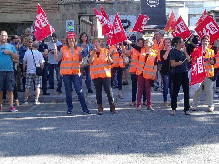 Treballadores del grup Lacrem protesten a les portes de la factoria foto: UGT Catalunya