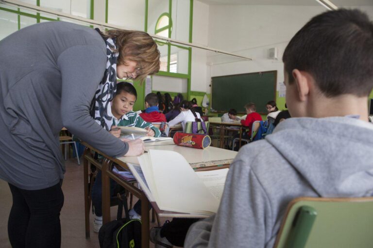 Una ensenyant en una escola concertada, foto Enric Català