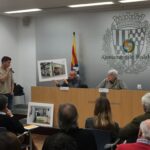 L'alcaldessa, Dolors Camats, i el regidor Àlex Mañas, escolten l'exposició d'un dels projectes foto: Ajuntament de Barcelona