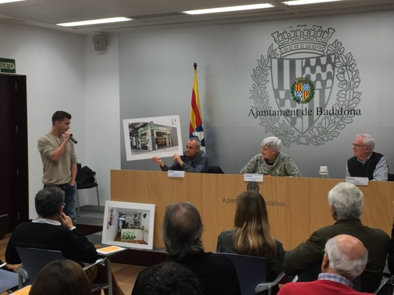 L'alcaldessa, Dolors Camats, i el regidor Àlex Mañas, escolten l'exposició d'un dels projectes foto: Ajuntament de Barcelona