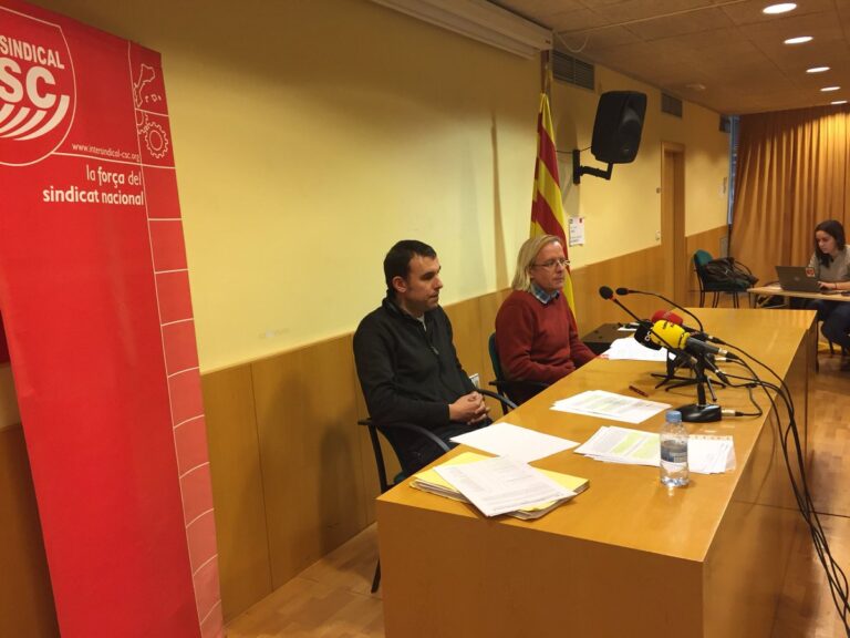 L'advocat i el representant del sindicat durant la roda de premsa celebrada al CIEMEN foto: I_CSC