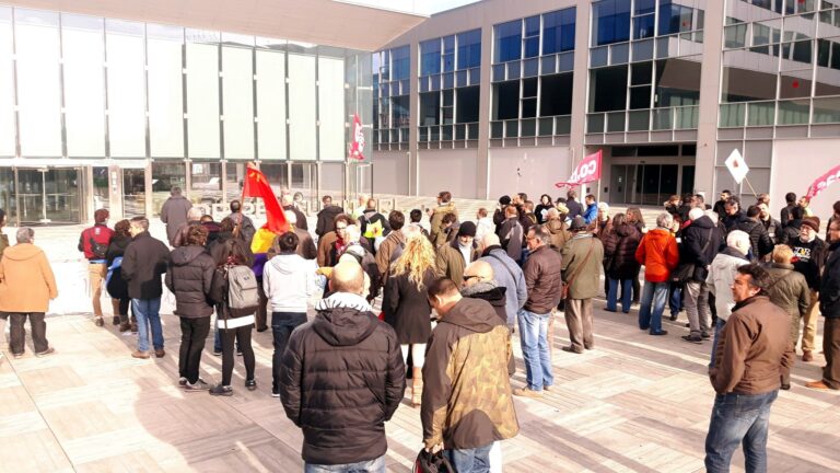 Concentració de treballadors de Titan davant les noves oficines foto: CoBas