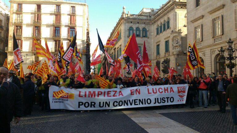 Els concentrats del sector de la neteja han donat tombs a la plaça de Sant Jaume Foto: Tomeu Ferrer