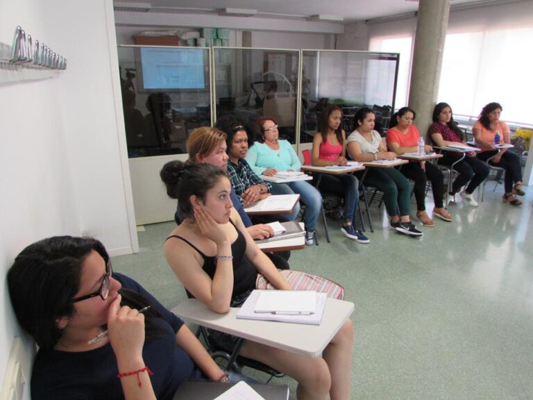 Mujeres p'alante forma a les dones per que surtin del nínxol dels treballs de la llar foto: mujeres p'alante