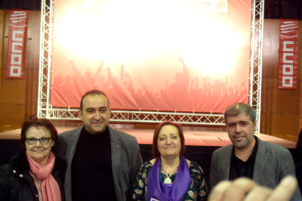 Javier Pacheco i Unaii Sordo, es fotografien amb dues sindicalistes de CCOO foto: Tomeu Ferrer