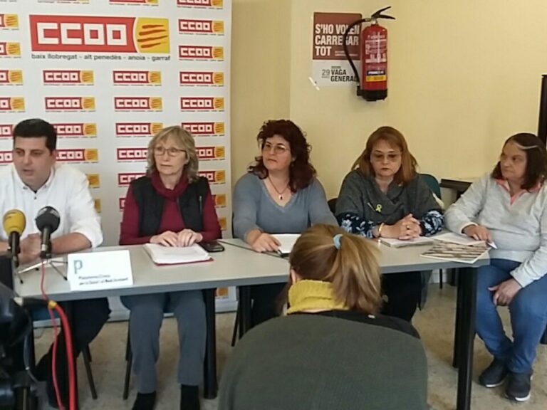 Alvaro Muñoz i afectades per la malaltia professional durant la roda de premsa foto: CCOO