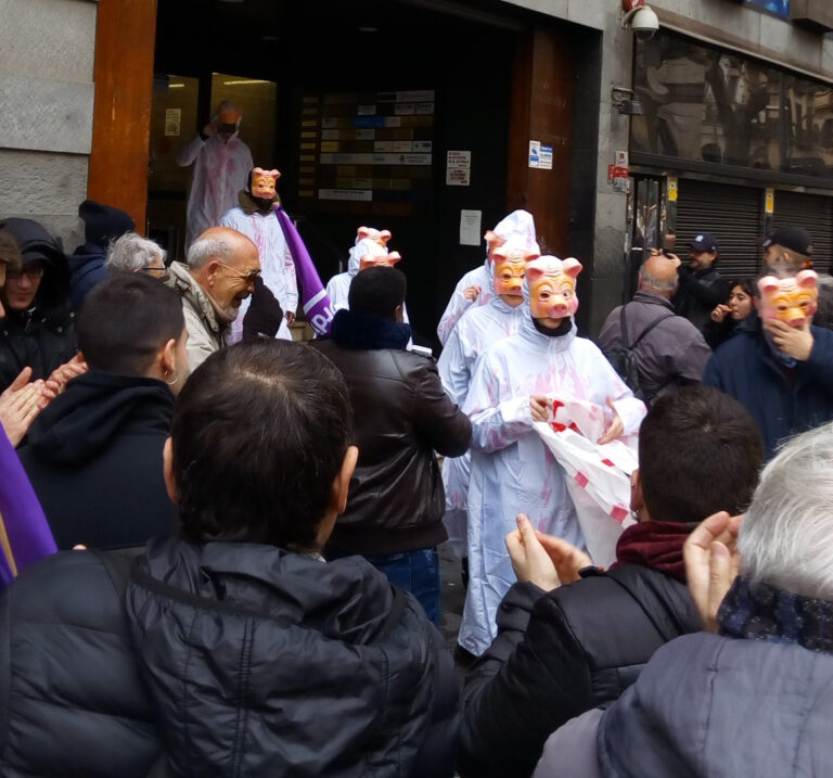 Els treballadors sortint de la seu de la patronal foto: Càrnies en Lluita