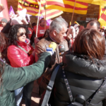Els concentrats atenen a la premsa davant la Llotja de Lleida foto: CCOO