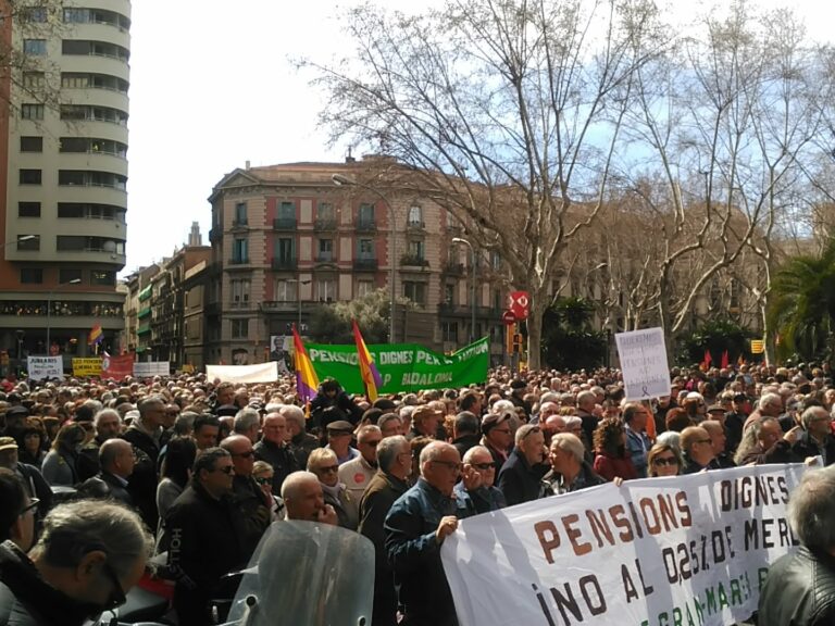 Sortida de la marxa a Plaça Urquinaona amb milers de manifestants foto: CCOO Aj Badalona