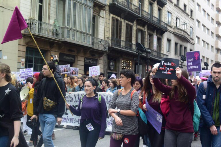 Manifestants amb eldavantal de superwoman foto: Tomeu Ferrer