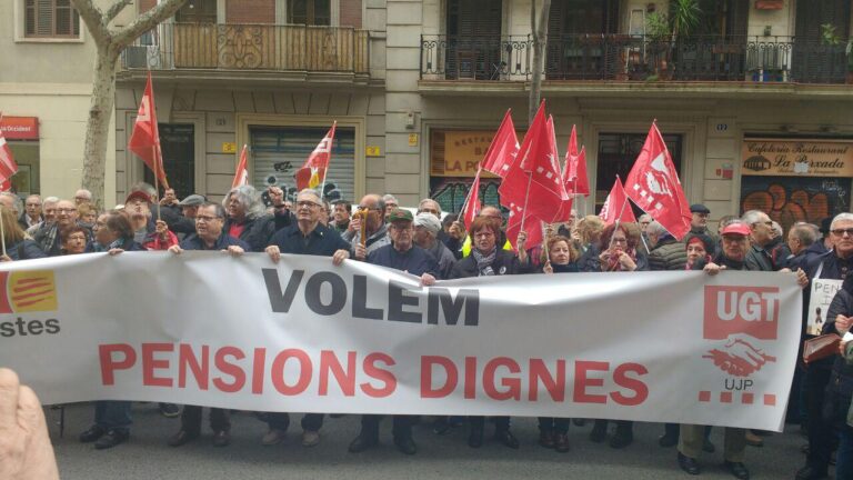 Concentració de jubilats davant la seu de l'INSS a Barcelona Foto: Tomeu Ferrer