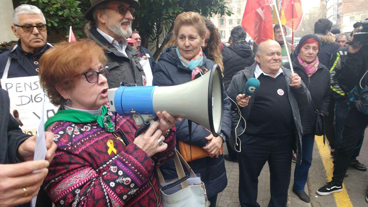 La representant del col·lectiu de viudes es dirigeix als concentrats foto: Tomeu Ferre