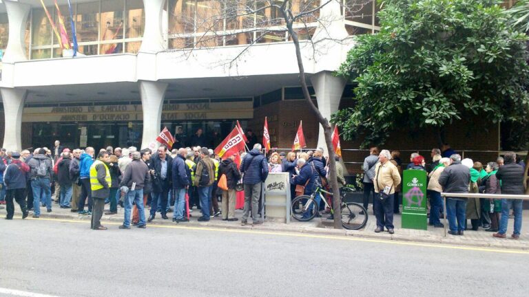 Concentració de pensionistes davant l'INSS foto Tomeu Ferrer